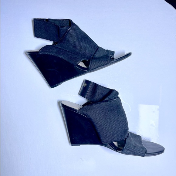 Vince Camaro Black Elastic Peep-Toe Wedge - Picture 6 of 7